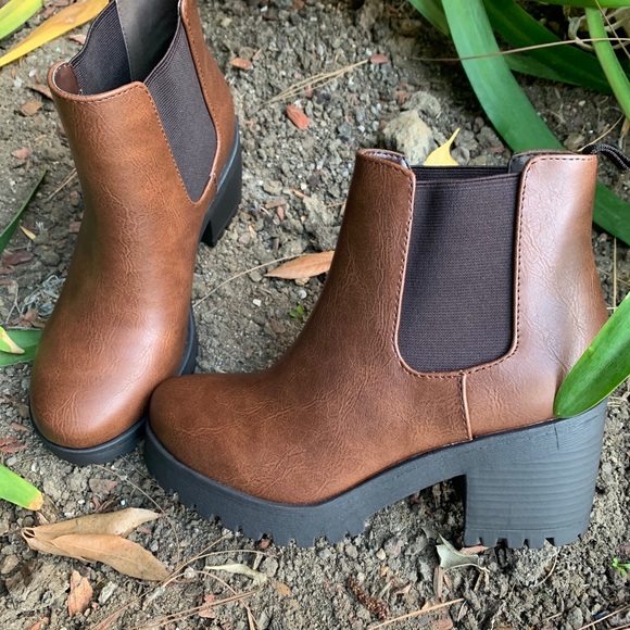 BROWN FAUX LEATHER ANKLE BOOTIES - Picture 2 of 4